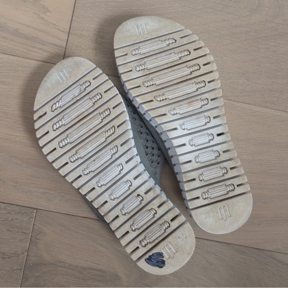 Ilse Jacobsen Grey Scalloped Tulip Slide Sandals - Picture 10 of 12